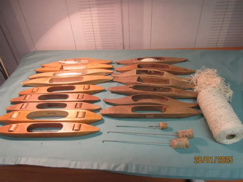 Tradera 16 ST SKYTTLAR VÄVSKYTTLAR SKYTTEL TRÄ LITE VARPGARN MM.^ Hantverk