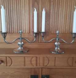 Tradera 2 st TVÅARMADE LJUSSTAKAR I NYSILVER -VINTAGE RETRO> Bruks- & Prydnadsföremål