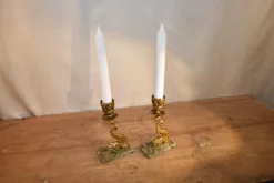 Tradera 2 st vackra antika ljusstakar Drake i mässing på en sten platta> Tenn & Mässing