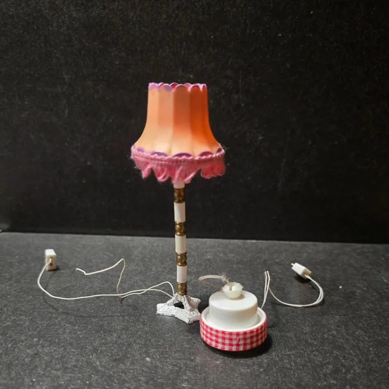 Tradera 2 st vintage Lundby lampor> Dockskåp & Dockor