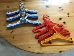 Tradera 8 st.Galgar avsedda till barn/ 3 galgar av trä med målat motiv.4 i plast retro.> Övriga Barnartiklar