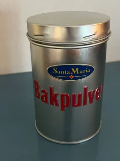 Tradera Plåtemballage<1 stycken plåtburk Bakpulver Santa Maria