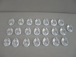 Tradera 20 STYCKEN STORA KRISTALL PRISMOR FORMADE SOM DROPPAR / DROPPFORMADE> Antikviteter