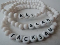 Tradera Egendesignade Smycken<3 vita bokstavsarmband Armband pärlor. Kåt, Glad & Tacksam