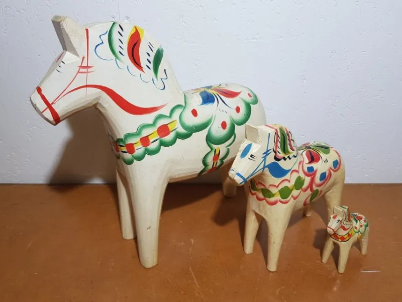 Tradera 3 vita dalahästar^ Dalahästar