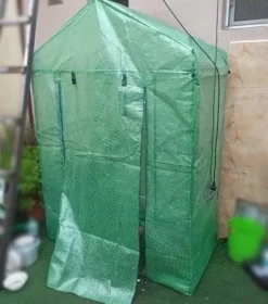 Tradera Växthus & Drivhus<1410 x 745 x 2050mm walk-in växthus med hyllor, upprullbar dörr och ventil