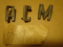 Tradera A - C - M - BOKSTÄVER TILL NÅGON BIL ? EMBLEM I FINT BEG SKICK ? KORT AUKTION.^ Veteranbilar Före 1990