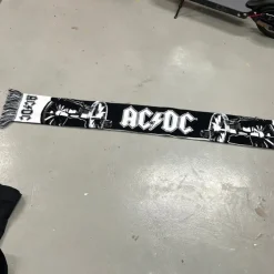 Tradera Musikmemorabilia<AC/DC svart och vit halsduk
