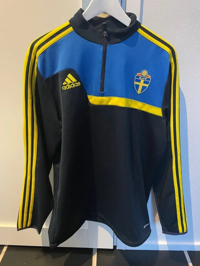 Tradera Fotboll<Adidas SVFF träningströja storlek L