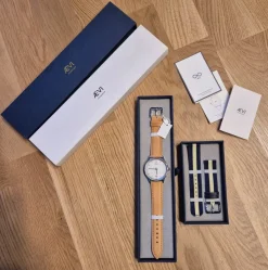 Tradera AEVI Stockholm Herrklocka - vit urtavla, band i brun läder + extra klockband.^ Armbandsur