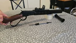 Tradera Äventyrssporter<Airsoft Carbine med äkta trä. Svart