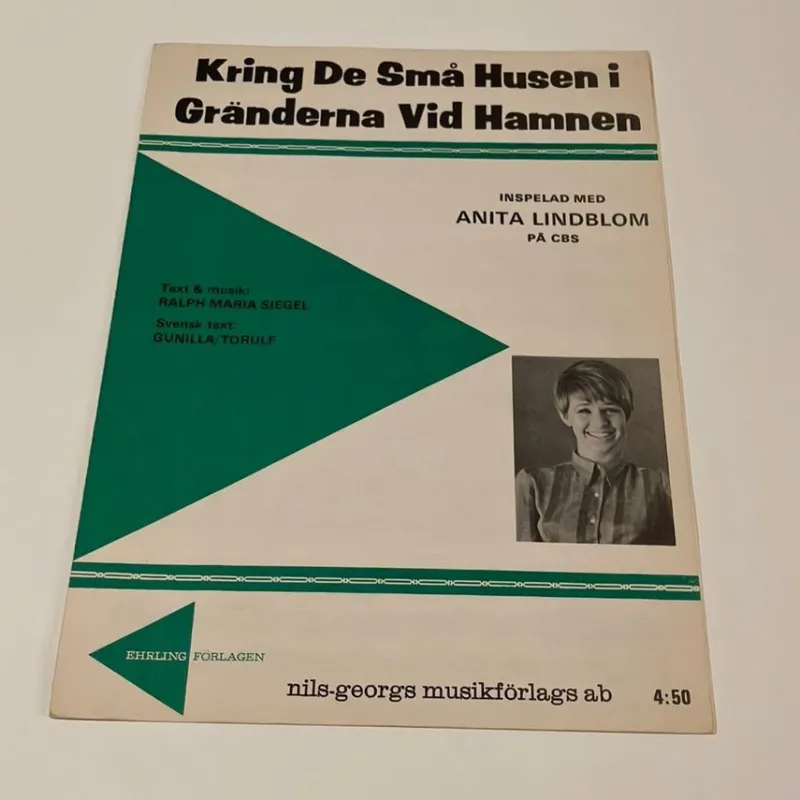 Tradera Anita Lindblom Kring de små husen i gränderna vid hamnen^ Noter & Nothäften