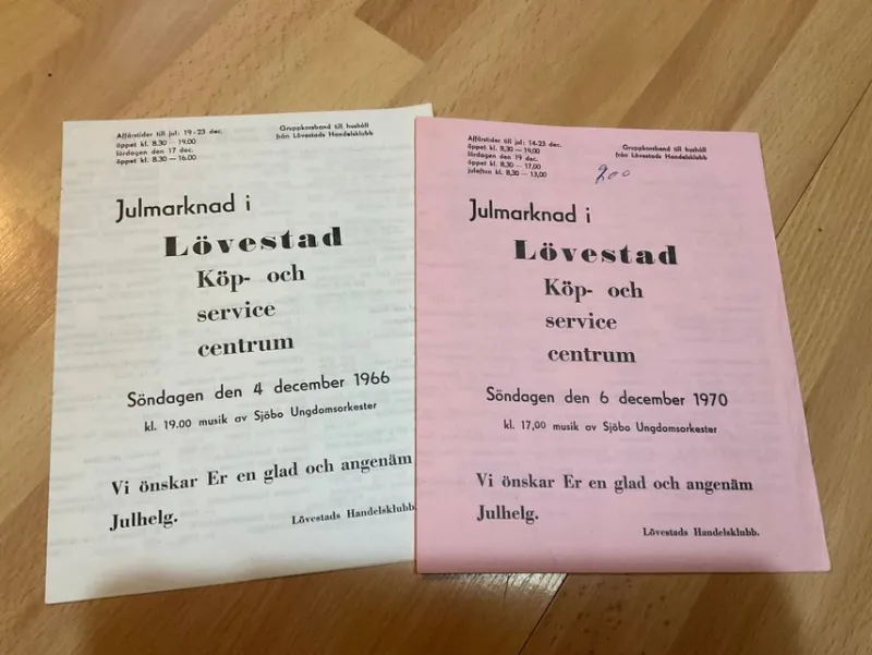 Tradera Priskuranter & Kataloger<Annonsblad från julmarknader i Lövestad 1966 & 1970