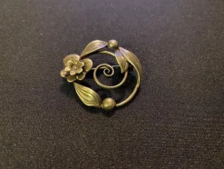 Tradera Broscher<Antik gammal silver brosch, stämplad med blommotiv