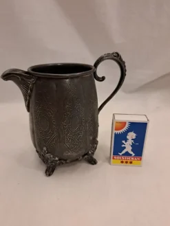 Tradera Antik liten kanna i metall med gravyr> Antikviteter