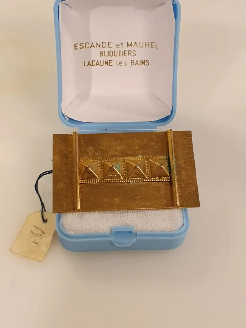 Tradera Broscher<Antik oanvänd brosch gulmetall fr f d butiks kvarvarande lager