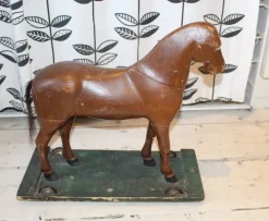 Tradera ANTIK SNIDAD HÄST MED FINA DETALJER ( ENDAST AVHÄMTNING )^ Dalahästar