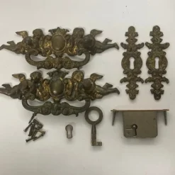 Tradera Antika lådbeslag amoriner nyckelbeslag lådlås med nyckel o nyckelbeslag> Beslag & Reservdelar