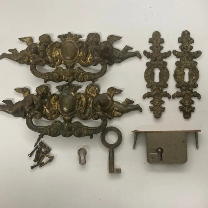 Tradera Antika lådbeslag amoriner nyckelbeslag lådlås med nyckel o nyckelbeslag> Beslag & Reservdelar