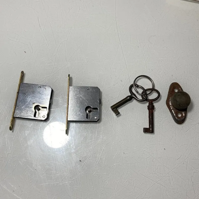 Tradera Antika Låsbeslag med Nycklar> Beslag & Reservdelar