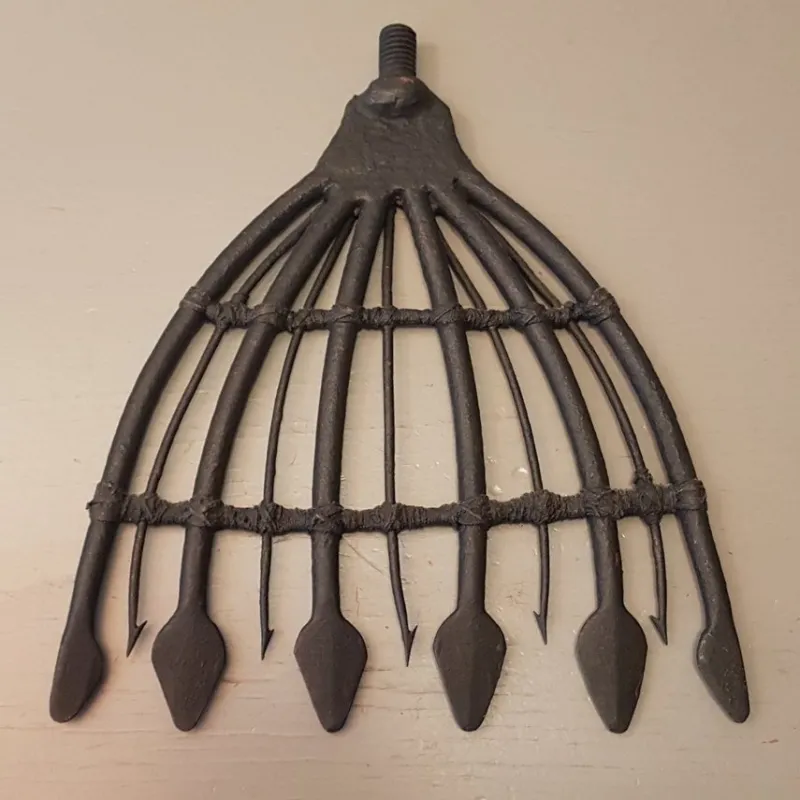 Tradera ANTIKT LJUSTER FISKREDSKAP I SMIDE ALLMOGE VÄGGPRYDNAD 18/1900-tal> Allmoge