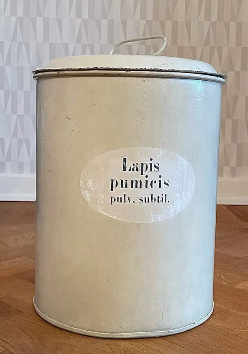 Tradera Medicinska Prylar<Antikt ståndkärl från apotek. Plåtburk.
