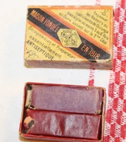 Tradera Rakning<ANTISEPTIQUE . MAISON FONDDE EN 1881. ÄLDRE FÖRPACKNING MED INNEHÅLL