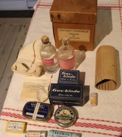 Tradera Medicinska Prylar<APOTEKET DJURSHOLM, LÄKEDMEDEL FÖR LUFTSKYDDET. OVANLIGT OBJEKT.