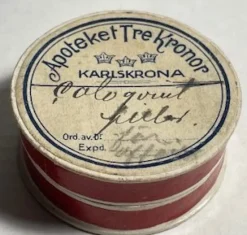Tradera Medicinska Prylar<Apoteksask i papp Apoteket Tre Kronor Karlskrona 50 x 20 mm