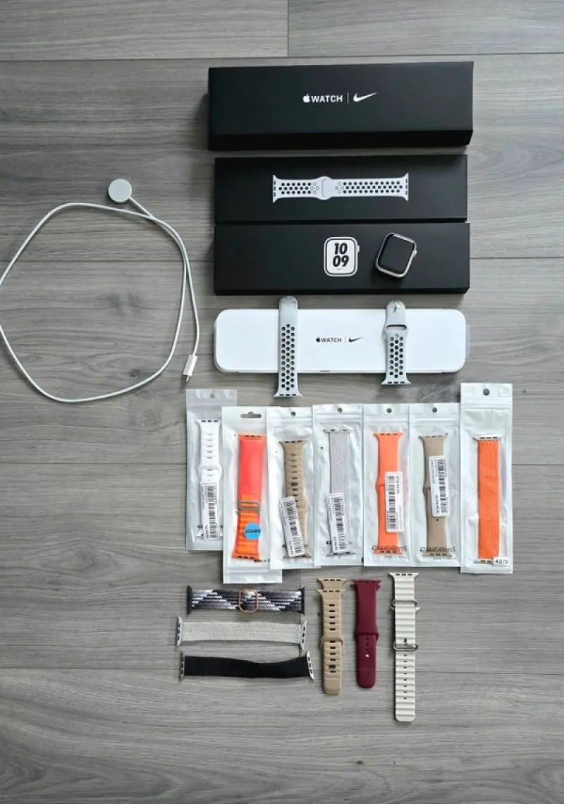 Tradera Smartwatches<Apple Watch Nike Series 7 45mm Starlight Aluminium - Flera armband!