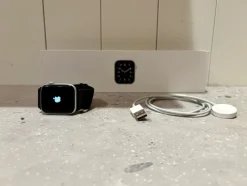 Tradera Smartwatches<Apple Watch SE 44mm GPS - Silver Aluminium med Svart armband