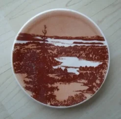 Tradera ARABIA Vackert litet FAT - De tusen sjöarnas land . . .> Keramik & Porslin, Utländskt