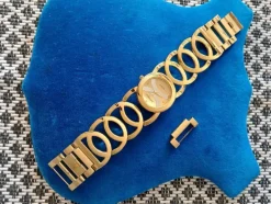 Tradera Armdands Ur med cirkulärt armband. Nybytt batteri.^ Armbandsur