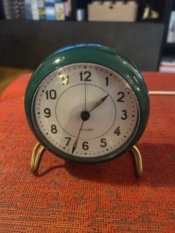 Tradera Arne Jacobsen Bordklocka väckarklocka Mörkgrön^ Klockor Till Hemmet