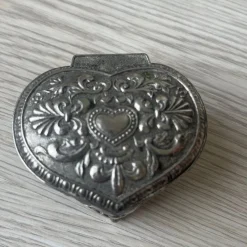 Tradera Smyckeskrin & -förvaring<Ask - smyckesskrin - metall - hjärtformad - skrin - hjärta - alla hjärtans dag