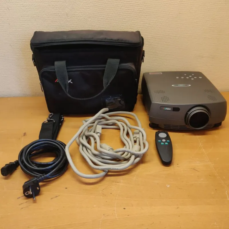 Tradera ASK C100 Projektor inkl tillbehör utan lampa^ Projektorer