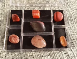 Tradera Ask med trumlade röda stenar : Jaspis , eldagat , solsten osv / ROTCHAKRAT set^ New Age