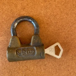 Tradera Assa Abloy hänglås med nyckel> Beslag & Reservdelar