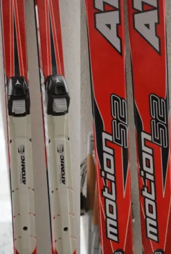 Tradera Längdåkning<Atomic Motion 52 Skidor (191cm) med stavar (135cm)