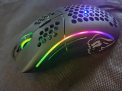 Tradera Auktionen gäller en Glorious Model D gaming mus - Läs> Datortillbehör