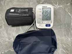 Tradera Automatisk blodtrycksmätare Omron M3 Comfort i mycket fint skick.^ Hälsoprodukter