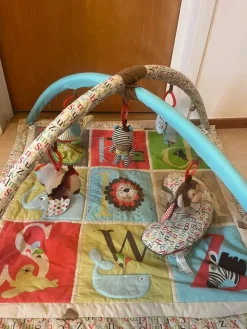 Tradera Babygym med leksaker - djur och bokstäver> Babyleksaker