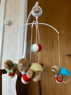 Tradera Babymobil med björnar och bollar> Inredning Barnrum