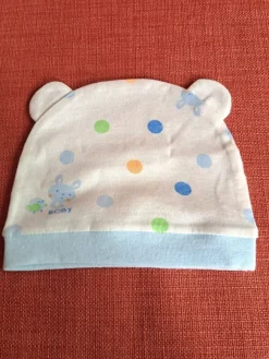 Tradera Babymössa ( handsydd) säljes för 60 kr. Fraktfritt^ Baby, Barn & Lek