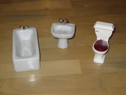 Tradera Badrumsinredning till dockskåp eller dylikt> Dockskåp & Dockor