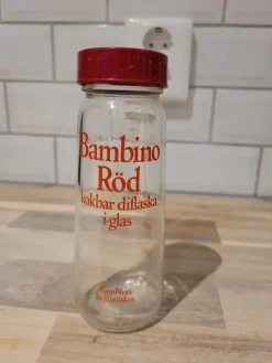 Tradera Bambino Röd Kokbar diflaska i glas> Nappflaskor & Barnserviser