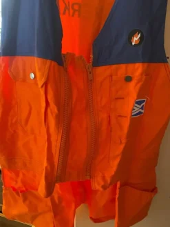 Tradera Järn- & Spårvägsmemorabilia<BANVERKET Dalväst orange och blå väst, storlek 58