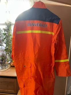 Tradera Järn- & Spårvägsmemorabilia<BANVERKET Dalväst orange och mörkblå arbetsoverall, storlek 60