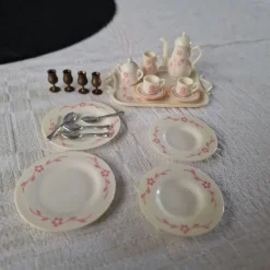 Tradera Barbie service i plast^ Dockor