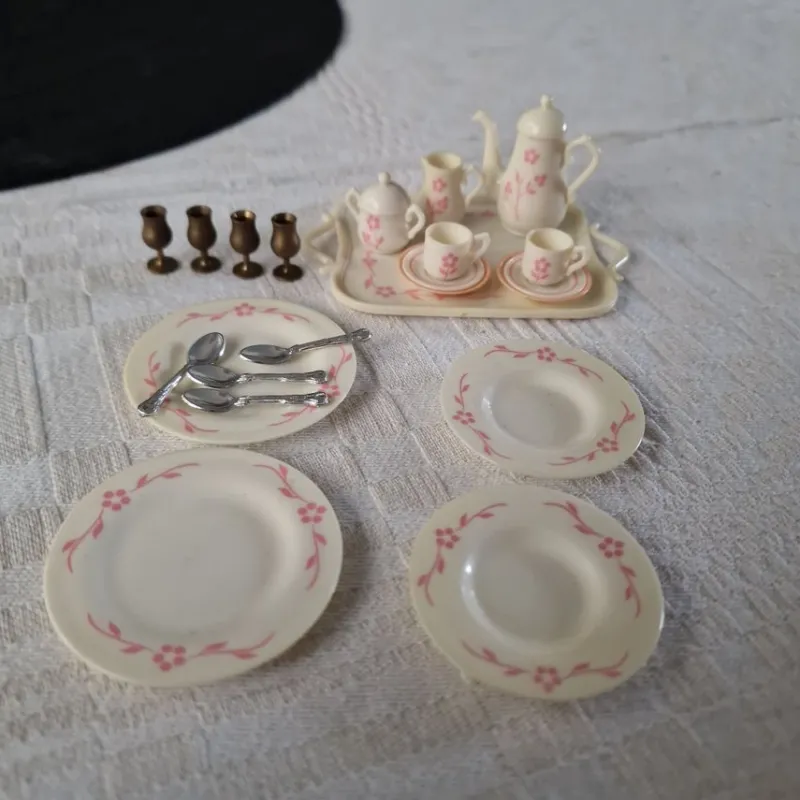 Tradera Barbie service i plast^ Dockor